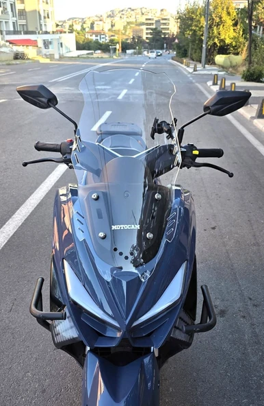 MOTOCAM Küba Newcity 125 Ön Cam 2023-2026 Model 65cm Şeffaf Renkli 4mm ORTA BOYLU ürün görseli 1