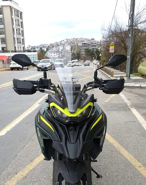 MOTOCAM Benelli TRK 702 X Ön Cam 2024-2026 Model 51cm Şeffaf Renkli 4mm TASARIMLI ürün görseli 1