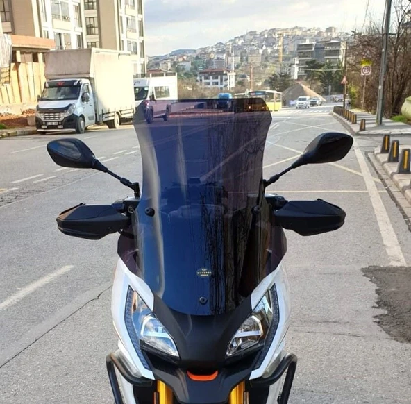 MOTOCAM Peugeot XP 400 Ön Cam 2023-2026 Model 61cm Siyah Renkli 4mm ORTA BOYLU ürün görseli 1