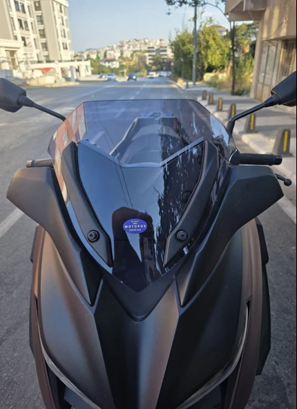 MOTOCAM Yamaha Xmax Ön Cam 2018-2022 Model 36cm Füme Renkli 4mm SPORTİF ürün görseli 1