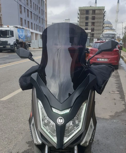 MOTOCAM Yuki T9 strom 125 Ön Cam 2021-2026 Model 62cm Siyah Renkli 4mm ürün görseli 1