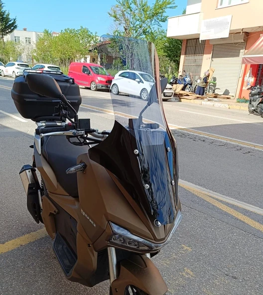 MOTOCAM Yuki Adventure 150 Ön Cam 2023-2026 Model 78cm Füme Renkli 4mm UZUN ürün görseli 1