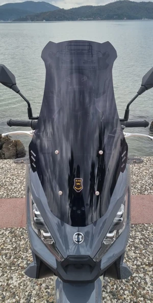 MOTOCAM Yuki Xway 125 Ön Cam 2023-2026 Model 65cm Siyah Renkli 4mm ORTA BOYLU ürün görseli 1