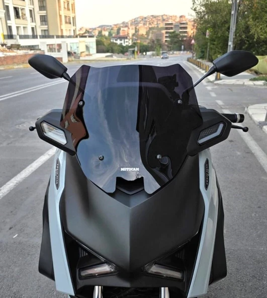 MOTOCAM Yamaha Xmax Techmax Ön Cam 2025-2026 Model 39cm Siyah Renkli 4mm Asansörlü ürün görseli 1