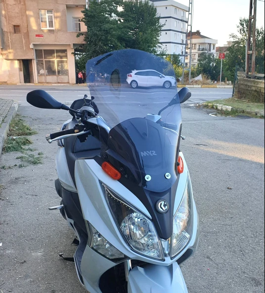 MOTOCAM SYM Joymax 250 İ Ön Cam 2013-2016 Model 65cm Füme Renkli 4mm ORTA BOYLU ürün görseli 1