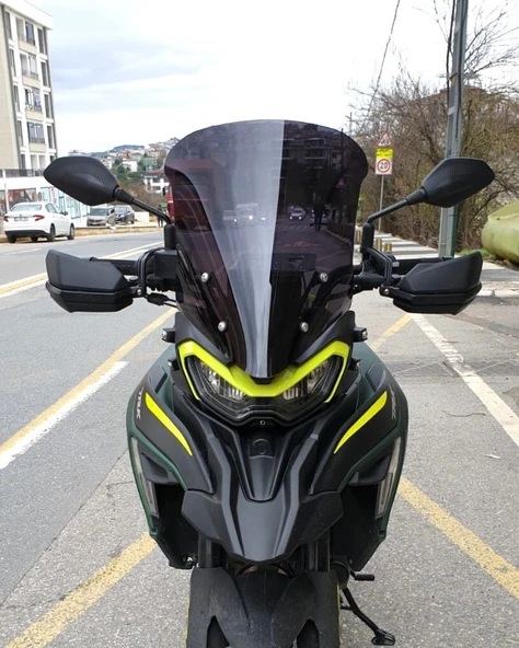 MOTOCAM Benelli TRK 702 X Ön Cam 2024-2026 Model 51cm Siyah Renkli 4mm TASARIMLI ürün görseli 1