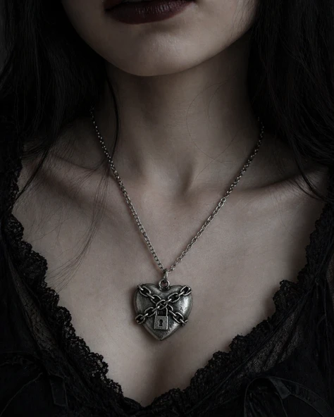 Gotik Kalp Kilit Zincir Detaylı Kolye Unisex Metal Tasarım ürün görseli 1