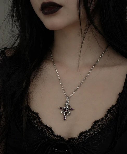 Gotik Yılan Kafatası Figürlü Pembe Detaylı Metal Kolye Unisex ürün görseli 1