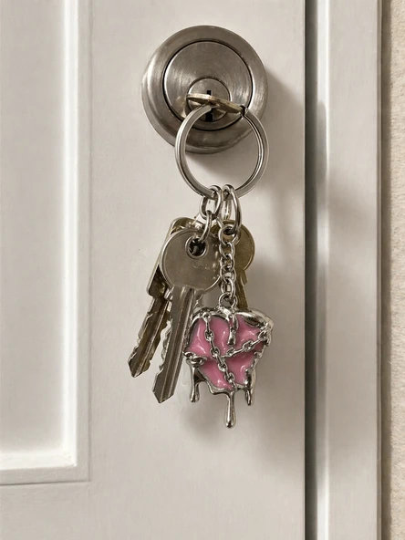 Gotik Kalp Zincirli Metal Anahtarlık Pembe Damla Detaylı Unisex ürün görseli 1