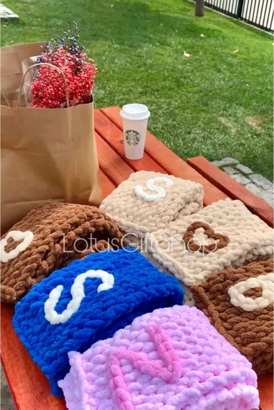 EL YAPIMI Yumoş Peluş Harf Yazılı Atkı, Sevgiliye Hediye (renk ve harf kişiselleştirilebilir) ürün görseli 1