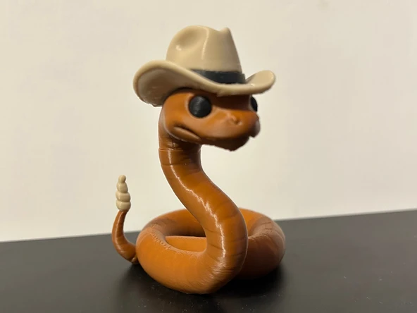 Kovboy Şapkalı Çıngıraklı Yılan Figürü - Western Temalı 3D Baskı Masaüstü Obje - Dekoratif Yılan Biblo ürün görseli 1