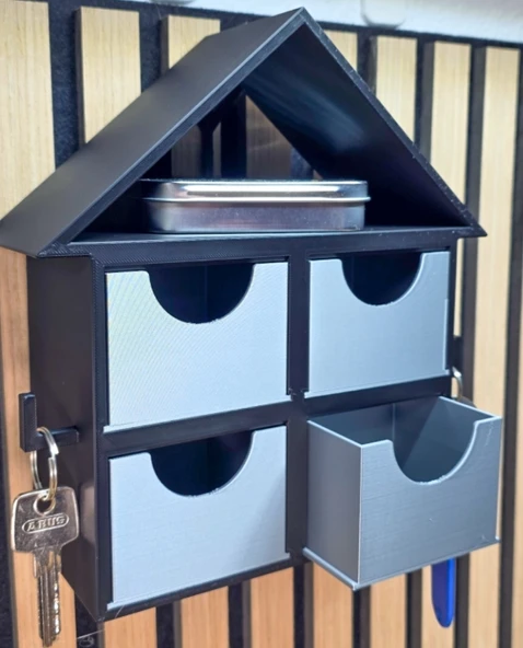 Duvara Monte Anahtarlık ve Çekmeceli Organizer - 3D Yazıcı Ev Tasarımlı Takı Kutusu - Minimalist Masaüstü Düzenleyici - 4 Çekmeceli Ev Objesi ürün görseli 1