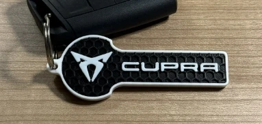 Cupra Logolu Yeni Nesil Anahtarlık - 3D Yazıcı Özel Tasarım Petek Dokulu Luxe Form Premium Aksesuar ürün görseli 1