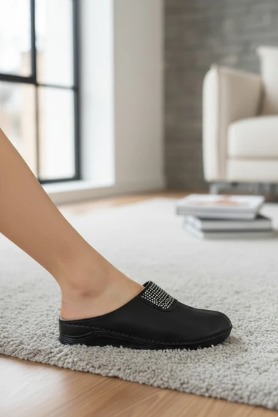 Enoch Kadın Siyah Tam Kapalı Burunlu Yoğun Taş İşlemeli Anatomik Comfort Ev Terliği ürün görseli 1
