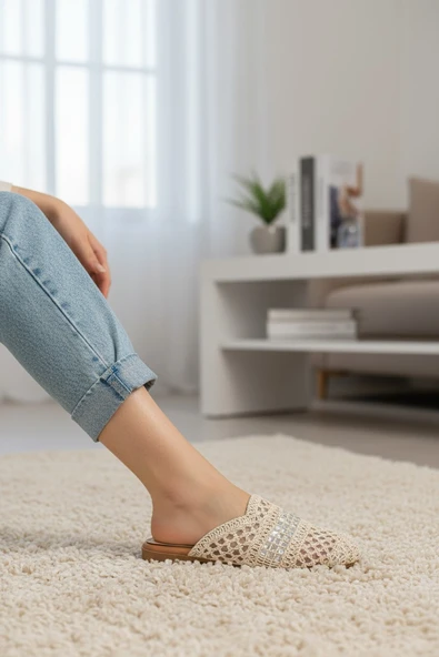 Enoch Kadın Burnu Kapalı Makrome Örgü Dokulu ve Işıltılı Taş Şeritli Anatomik Comfort Terlik ürün görseli 1