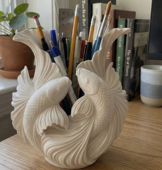 3D Tasarım Betta Balığı Dekoratif Kalemlik - Sanatsal Ofis Masası Organizeri ve Estetik Fırçalık Standı ürün görseli 1
