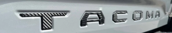 Toyota Tacoma Uyumlu Arka Kapak Kabartma Harf Seti - Bagaj Yazısı 3D Logo Aksesuar (Karbon Fiber Görünümlü) ürün görseli 1