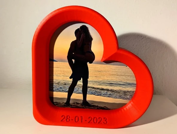 Kişiye Özel Tarih Yazılı Kalp Çerçeve - Sevgiliye Özel Gün Hediyesi, 3D Baskı İsimli ve Tarihli Fotoğraf Standı ürün görseli 1