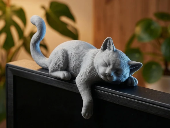 Monitör Üstü Uyuyan Kedi Figürü - Dekoratif Masaüstü Aksesuarı - 3D Baskı Biblo ürün görseli 1