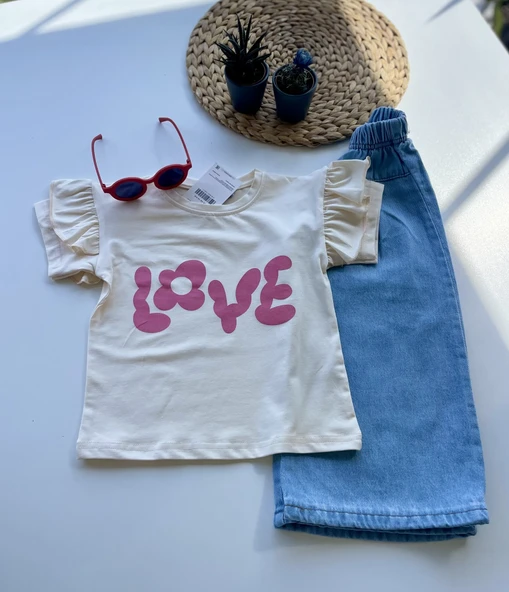 "LOVE" Baskılı Krem Tişört ve Kot Pantolon Kombini ürün görseli 1