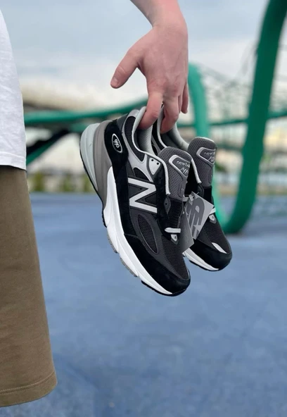 PTTAVM: New Balance 990 V6 Black