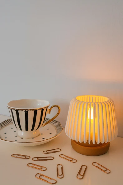 zulya Modern Dekoratif Tealight Mumluk – Sıcak Işık Yayan Şık Tasarım | 7 × 7,5 cm ürün görseli 1