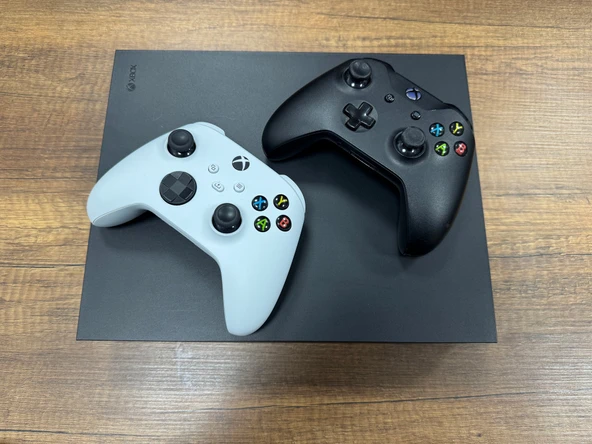 PTTAVM: Microsoft Xbox One X Çift Kol Oyun Konsolu (İKİNCİ EL)