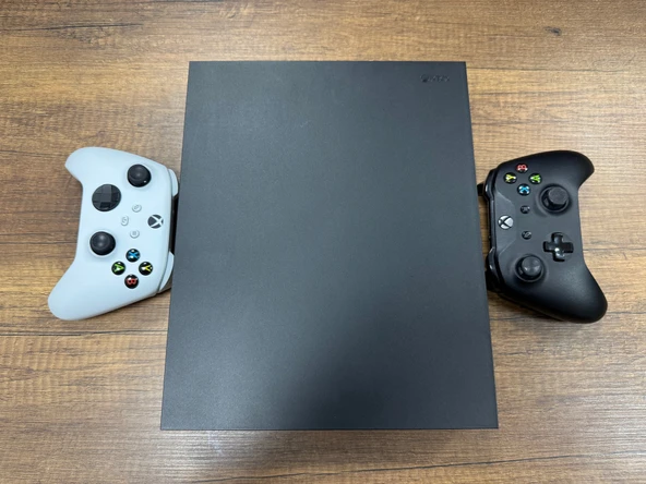 PTTAVM: Microsoft Xbox One X Çift Kol Oyun Konsolu (İKİNCİ EL)