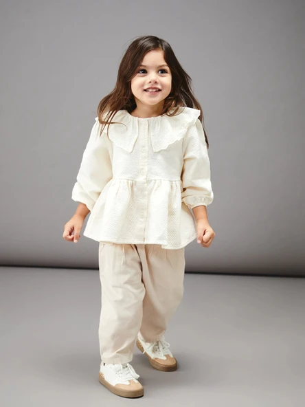 LCW baby Bej Bebe Yaka Kız Bebek Bluz ve Pantolon 2'li Takım ürün görseli 1
