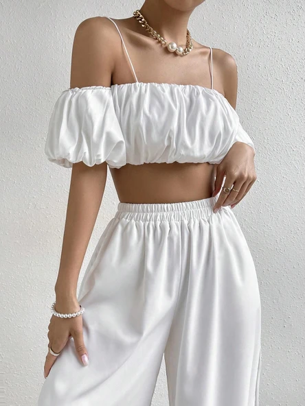 Kadın Beyaz Off Shoulder Crop Bluz – Askılı, Lastikli, Kısa Kollu Yazlık Şık Üst ürün görseli 1