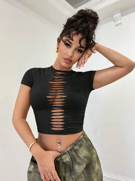 Önü Yırtık Detaylı Siyah Fitted Crop Tişört ürün görseli 1