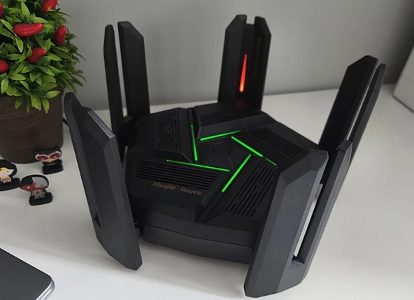 OpenWrt yüklü Ruijie Reyee RG-EW7200BE PRO Wi-Fi 7 7200Mbps 9 portlu router ürün görseli 1