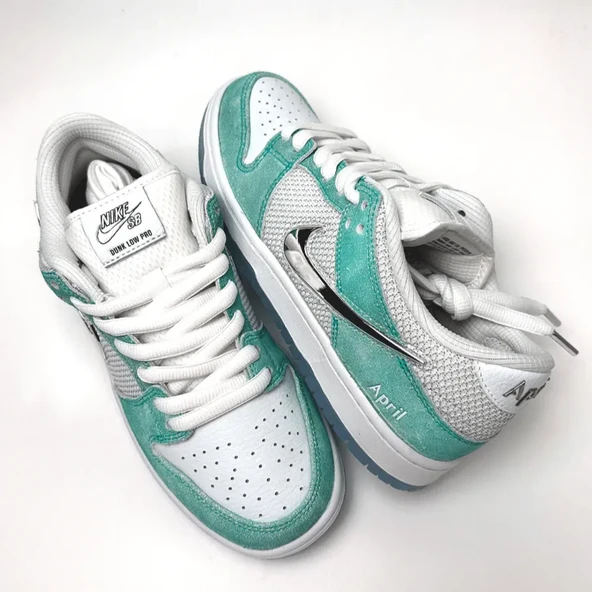 PTTAVM: NIKE SB DUNK LOW APRIL SKATEBOARDS