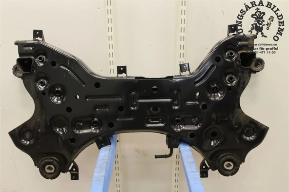 62405-D7050 İthal  Ön Travers Hyundai Tucson 2015-18 ürün görseli 1