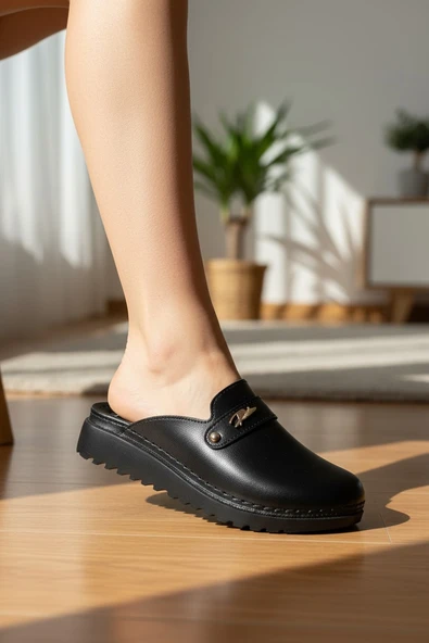 Enoch Kadın Burnu Kapalı Metal Aksesuar Detaylı ve Tırtıklı Tabanlı Siyah Comfort Terlik ürün görseli 1