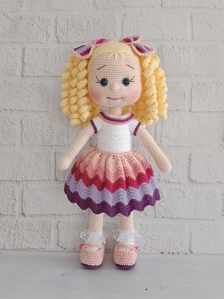 Sarışın Festival Kıvırcık Saçlı Karnaval Bebek Amigurumi Organik Oyuncak ürün görseli 1
