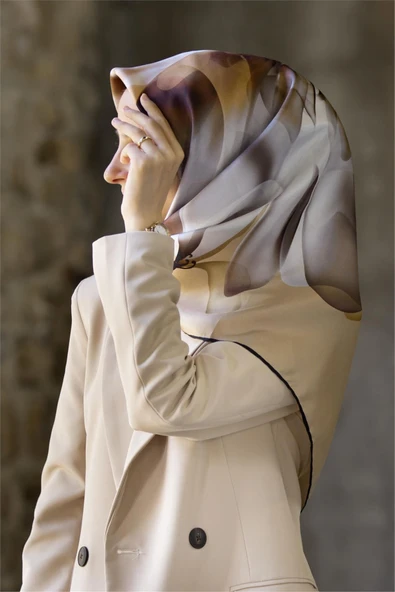 %100 Twill İpek Büyük Çiçek Desenli Sütlü Kahve - Vizon Renkli 90x90 Eşarp Dikim Şekli : El Dikişi ürün görseli 1