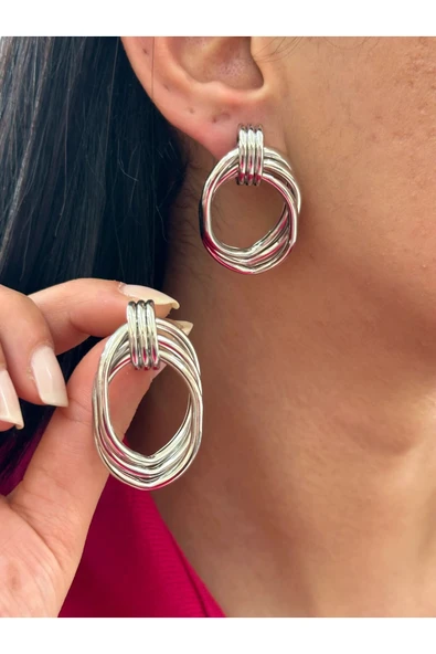 FAMEMUS ACCESSORY Dolanık Halka Tasarımlı Çelik Küpe ürün görseli 1
