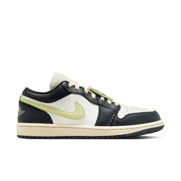 Air Jordan 1 Low SE ürün görseli 1