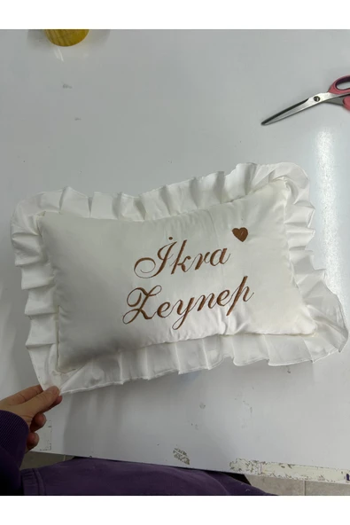 GULDESIGN Kişiye Özel İsim Nakışlı Bebek Takı Yastığı ürün görseli 1
