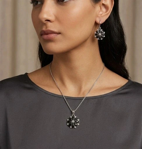 Siyah Taş Çiçek Detaylı Zincir 2'li Kolye Ve Küpe Seti ürün görseli 1
