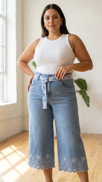Büyük Beden Beli Lastikli Nakışlı Kemer Detaylı Paçası Dantel Nakışlı Bol Paça Denim Kadın Şort ürün görseli 1