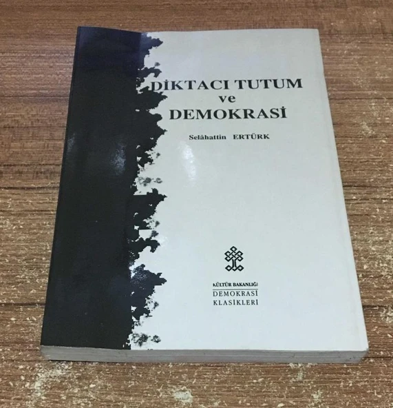 DİKTACI TUTUM VE DEMOKRASİ(Sahafiye Kitap) ürün görseli 1