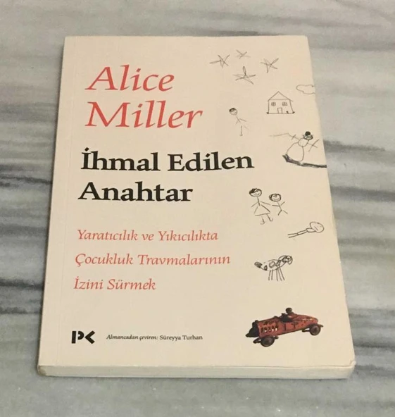 İHMAL EDİLEN ANAHTAR Yaratıcılık ve Yıkıcılıkta Çocukluk Travmalarının İzini Sürmek(Sahafiye Kitap) ürün görseli 1