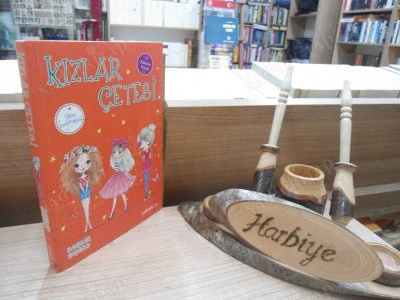 KIZLAR ÇETESİ - YENİ BAŞLANGIÇLAR ürün görseli 1