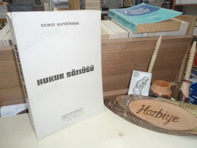 İLGİLİ KANUN MADDELERİ VE TEVHİDİ İÇTİHAT KARARLARIYLA YENİ HUKUK SÖZLÜĞÜ (KILAVUZU) ürün görseli 1