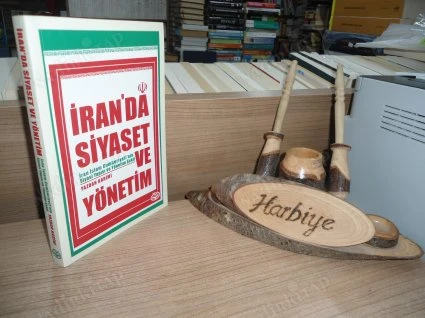 İRAN'DA SİYASET VE YÖNETİM - İRAN İSLAM CUMHURİYETİ'NİN SİYASİ YAPISI VE YÖNETİM ŞEKLİ ürün görseli 1