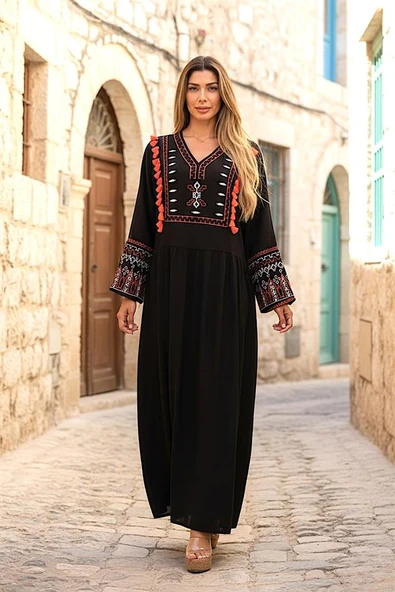 Siyah V Yaka Kolları Ve Göğsü Nakışlı Püsküllü Uzun Elbise ürün görseli 1