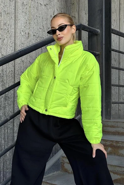 Neon Yeşil Dik Yaka Çıtçıtlı Fermuarlı Kısa Şişme Mont ürün görseli 1