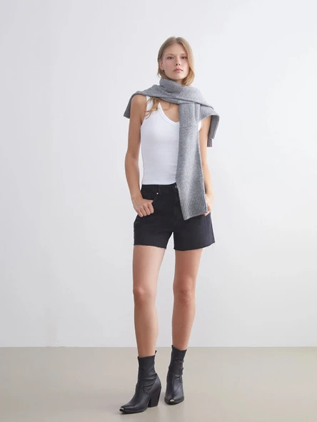 XSIDE Siyah Mom Fit Yırtık Detaylı Kadın Jean Şort ürün görseli 1